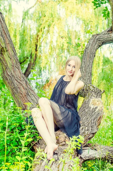 아름 다운 섹시 한 금발 야외 초상화 — 스톡 사진