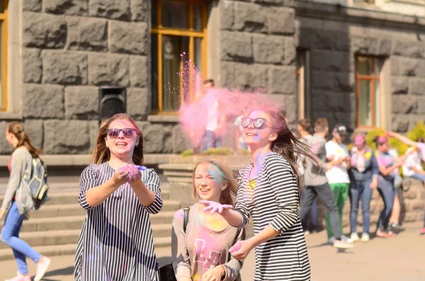 Łuck, Ukraina-01.06.2017 pielgrzymów Światowego dnia młodzieży podczas koncertu śpiewająca Europa. Koncert jest częścią dni w diecezjach Światowego dnia młodzieży i Europejskiego Kapitolu kultury. — Zdjęcie stockowe