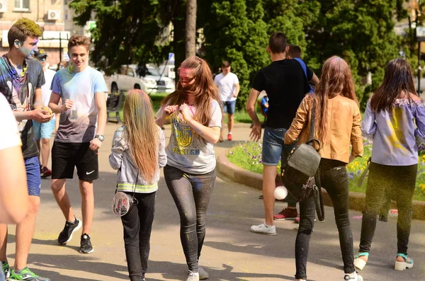 Lutsk, Ukraine - 01.06.2017 Pèlerins des Journées Mondiales de la Jeunesse pendant le concert Singing Europe. Le concert fait partie des Journées dans les diocèses des Journées Mondiales de la Jeunesse et Capitole Européenne de la Culture . — Photo