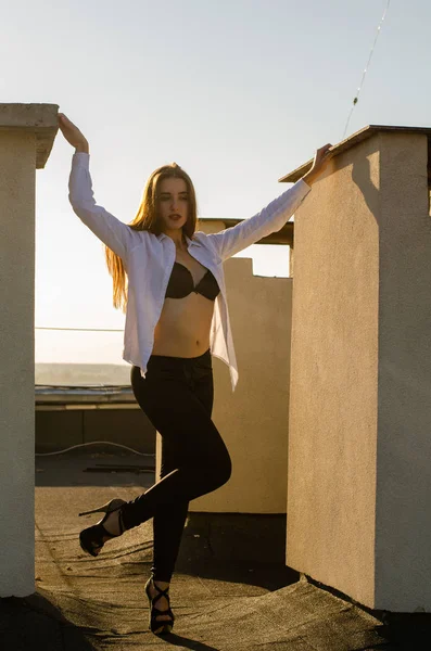 Young sexy woman posing in the roof, Lifestyle portrait — Stock Photo, Image