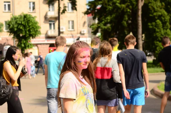 우크라이나 루츠크 - 01.06.2017 세계 청소년의 날 순례자 콘서트 동안 유럽노래. 이 콘서트는 세계 청소년의 날과 유럽 문화 의사당의 교구에서의 날의 일부입니다.. — 스톡 사진