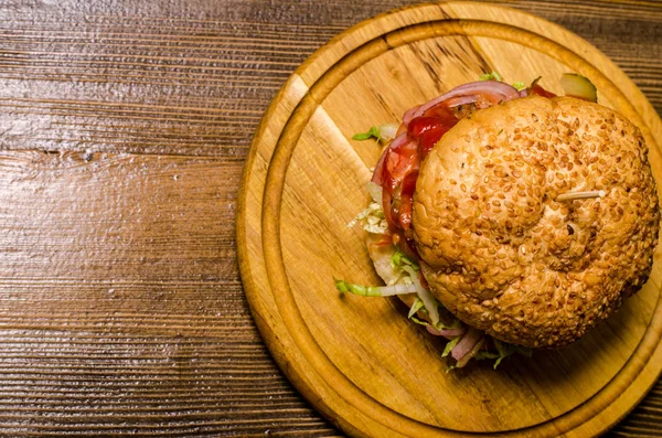 Hamburguesa de tocino con empanada de ternera en mesa de madera —  Fotos de Stock