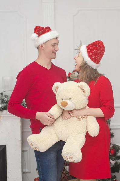 Hombre sorpresa mujer para Navidad — Foto de Stock