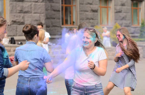 Lutsk, Ukrajina-01.06.2017 poutníci světového dne mládeže během koncertu zpívající Evropa. Koncert je součástí dnů v Diakonaci světového dne mládeže a Evropským Kapitolem kultury. — Stock fotografie