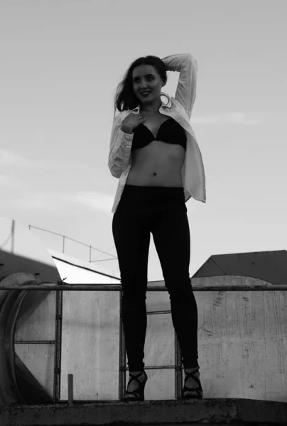 Молода сексуальна жінка позує на даху, одягнена в піджак-літо, своп — стокове фото