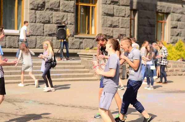 Lutsk, Ukraine - 01.06.2017 Pèlerins des Journées Mondiales de la Jeunesse pendant le concert Singing Europe. Le concert fait partie des Journées dans les diocèses des Journées Mondiales de la Jeunesse et Capitole Européenne de la Culture . — Photo