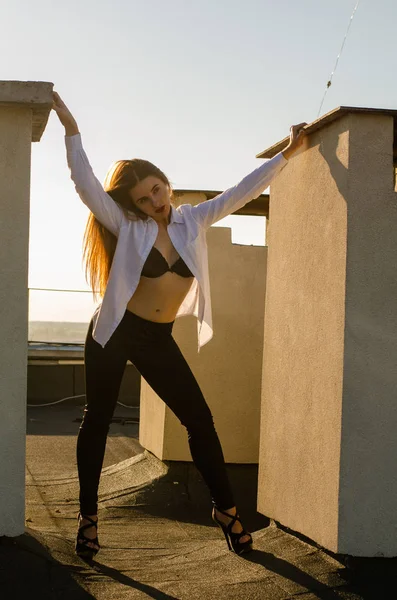 Jovem mulher sexy posando no telhado, Lifestyle retrato — Fotografia de Stock