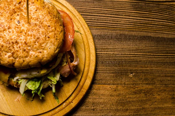 Burger au bacon avec galette de bœuf sur table en bois — Photo