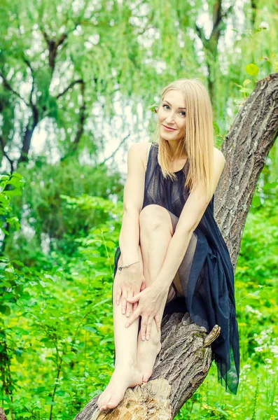 아름 다운 섹시 한 금발 야외 초상화 — 스톡 사진