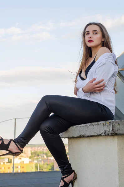 Jong sexy vrouw poseren in het dak, Lifestyle portret — Stockfoto