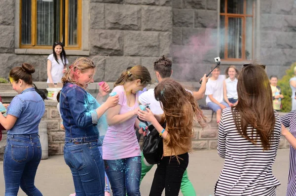 Lutsk, ukraine - 01.06.2017 pilger des weltjugendtages beim konzertsingen europa. das Konzert ist Teil der Tage in den Diözesen des Weltjugendtages und der europäischen Kulturhauptstadt. — Stockfoto