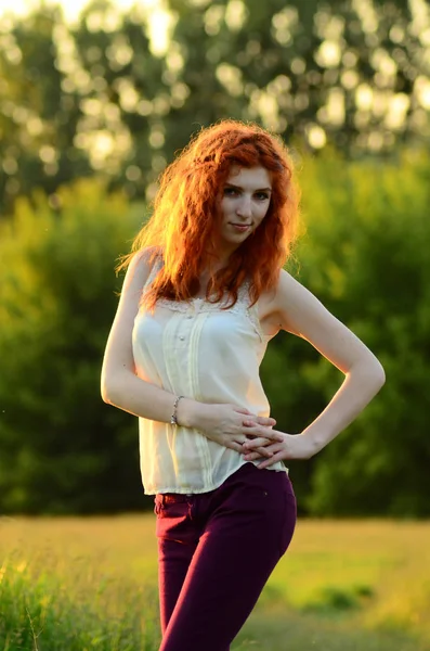 Een jonge mooie erts meisje van de Kaukasische verschijning is met — Stockfoto
