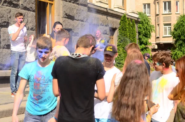 Lutsk, Ucrania - 01.06.2017 Peregrinos de la Jornada Mundial de la Juventud durante el concierto Cantando Europa. El concierto forma parte de las Jornadas en las diócesis de la Jornada Mundial de la Juventud y Capitolio Europeo de la Cultura . — Foto de Stock