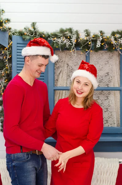 Hombre sorpresa mujer para Navidad — Foto de Stock