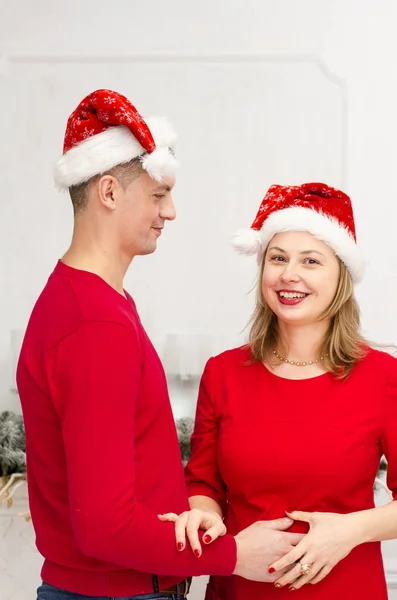 Mann überrascht Frau zu Weihnachten — Stockfoto