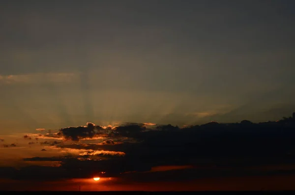 Tramonto silhouette della croce chiesa al tramonto — Foto Stock