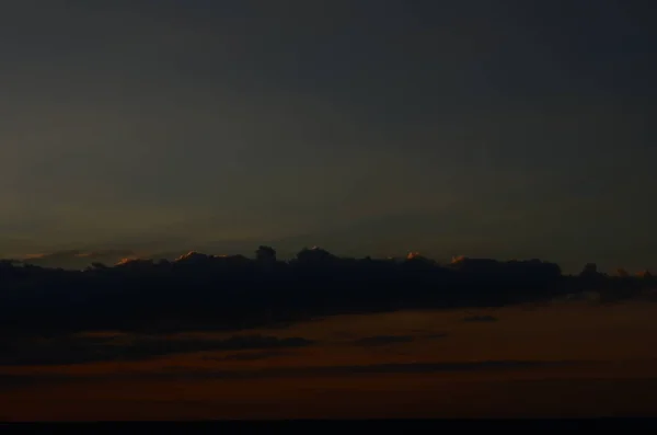 Silueta de puesta de sol de la cruz de la iglesia al atardecer —  Fotos de Stock