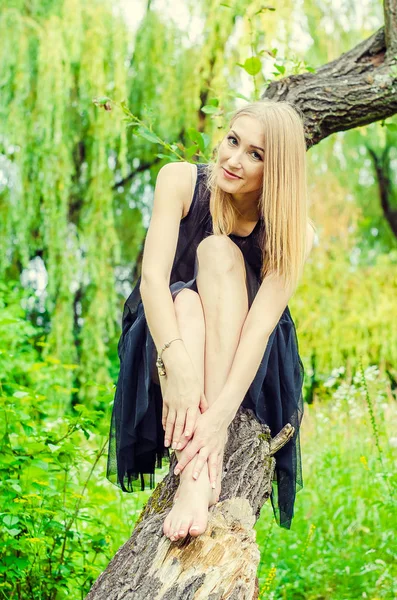 Mooie sexy blonde buiten portret — Stockfoto