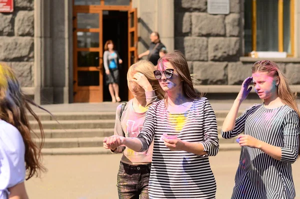 Lutsk, Ucrânia - 01.06.2017 Peregrinos da Jornada Mundial da Juventude durante o concerto Singing Europe. O concerto faz parte das Jornadas das Dioceses da Jornada Mundial da Juventude e da Capital Europeia da Cultura . — Fotografia de Stock