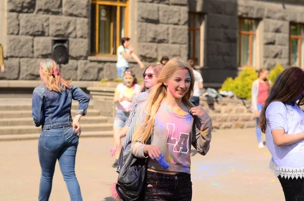 우크라이나 루츠크 - 01.06.2017 세계 청소년의 날 순례자 콘서트 동안 유럽노래. 이 콘서트는 세계 청소년의 날과 유럽 문화 의사당의 교구에서의 날의 일부입니다.. — 스톡 사진