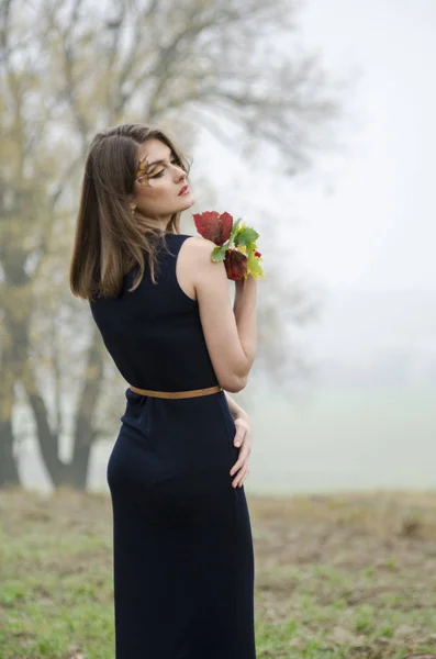 Красива сексуальна дівчина, позує в природі, осінні сукні — стокове фото