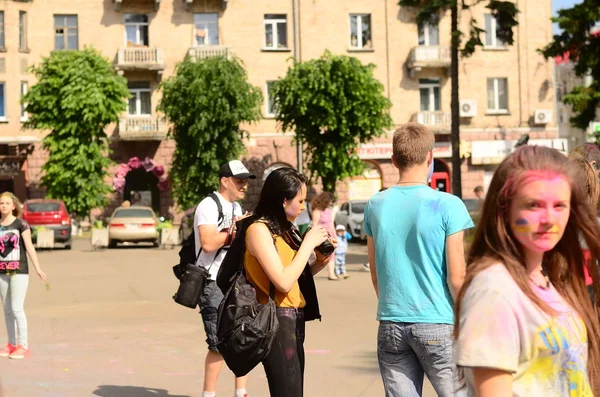 Lutsk, Ουκρανία-01.06.2017 προσκυνητές της παγκόσμιας ημέρας νεολαίας κατά τη διάρκεια συναυλίας τραγουδώντας Ευρώπη. Η συναυλία είναι μέρος των ημερών στις επισκοπές της παγκόσμιας ημέρας νεολαίας και της Ευρωπαϊκής πρωτεύουσας του πολιτισμού. — Φωτογραφία Αρχείου