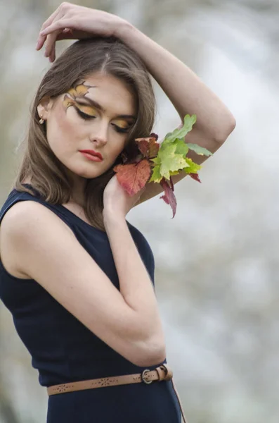 Krásná sexy dívka, která pózala v přírodě, podzimní šaty — Stock fotografie