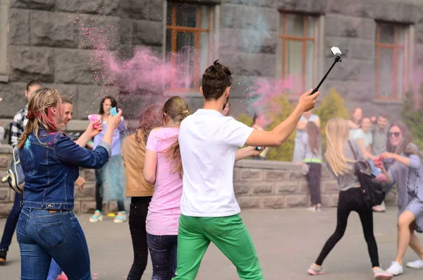 Lutsk, Ukraine - 01.06.2017 Pèlerins des Journées Mondiales de la Jeunesse pendant le concert Singing Europe. Le concert fait partie des Journées dans les diocèses des Journées Mondiales de la Jeunesse et Capitole Européenne de la Culture . — Photo