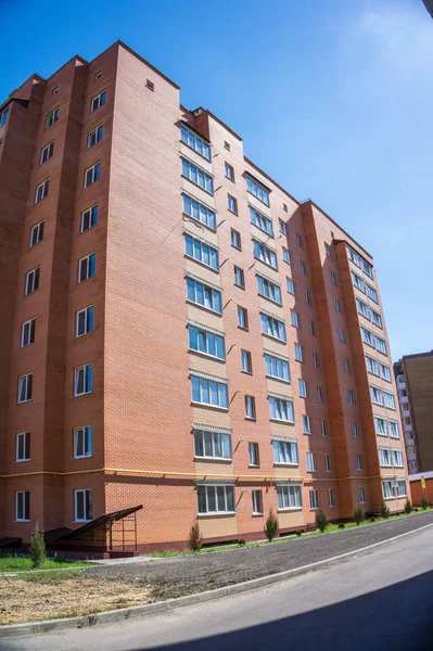 Modern ve yeni apartman. Multistoried, yeni, modern ve şık yaşam blok daireler. Gerçek arazi. Yeni ev. Yeni blok daireler inşa edilmiş