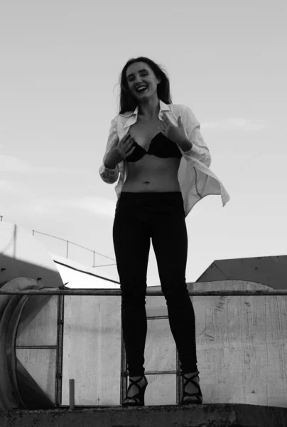 Jovem sexy mulher posando no o telhado, vestindo leater jaqueta, swag — Fotografia de Stock