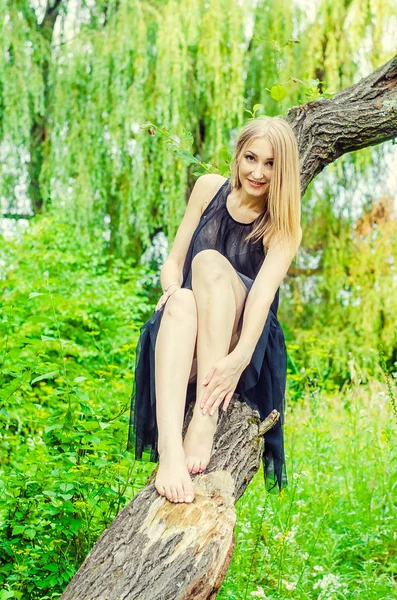 Красивая сексуальная блондинка на открытом воздухе — стоковое фото