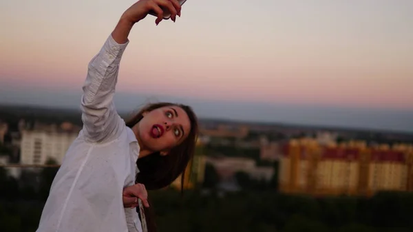 Außenporträt der schönen Mädchen, die ein Selfie auf dem Dach machen. — Stockfoto