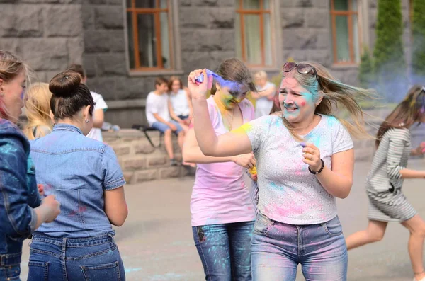 Lutsk, Ukraine - 01.06.2017 Pèlerins des Journées Mondiales de la Jeunesse pendant le concert Singing Europe. Le concert fait partie des Journées dans les diocèses des Journées Mondiales de la Jeunesse et Capitole Européenne de la Culture . — Photo