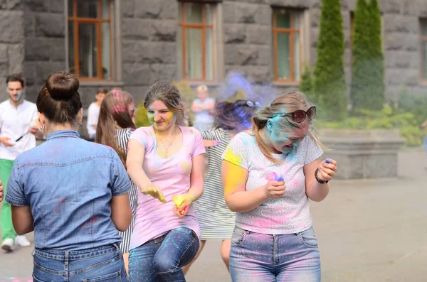 Lutsk, Ukraine - 01.06.2017 Pèlerins des Journées Mondiales de la Jeunesse pendant le concert Singing Europe. Le concert fait partie des Journées dans les diocèses des Journées Mondiales de la Jeunesse et Capitole Européenne de la Culture . — Photo