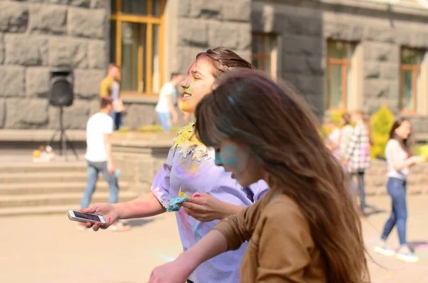 Lutsk, Ucrania - 01.06.2017 Peregrinos de la Jornada Mundial de la Juventud durante el concierto Cantando Europa. El concierto forma parte de las Jornadas en las diócesis de la Jornada Mundial de la Juventud y Capitolio Europeo de la Cultura . — Foto de Stock