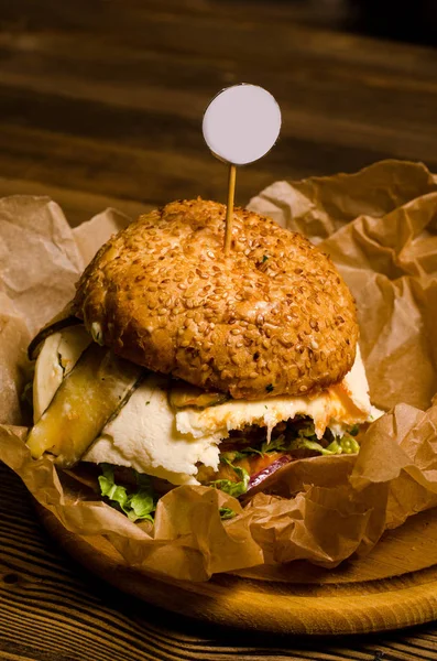 Hamburguesa de tocino con mesa de madera —  Fotos de Stock