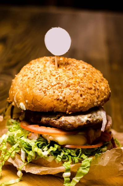 Bacon burger met op houten tafel — Stockfoto