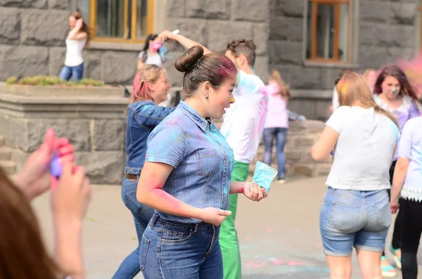 Lutsk, Ucrânia - 01.06.2017 Peregrinos da Jornada Mundial da Juventude durante o concerto Singing Europe. O concerto faz parte das Jornadas das Dioceses da Jornada Mundial da Juventude e da Capital Europeia da Cultura . — Fotografia de Stock