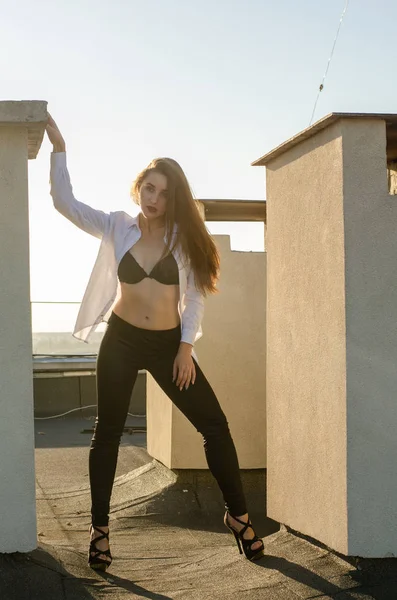 Young sexy woman posing in the roof, Lifestyle portrait — Stock Photo, Image