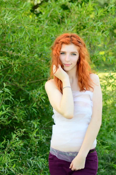 Kafkas görünümünden bir genç güzel cevheri kız ananas ile eğleniyor. Metin için yerleştirin. Vegan, vegetarianizm, sağlıklı yaşam tarzı, pozitif konsept