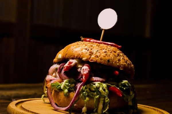 Hambúrguer de bacon com na mesa de madeira — Fotografia de Stock