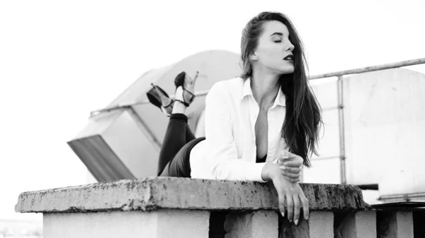 Meisje poses het dak — Stockfoto