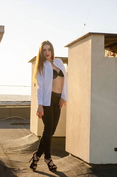Mladá sexy žena pózující na střeše, portrét životního stylu — Stock fotografie