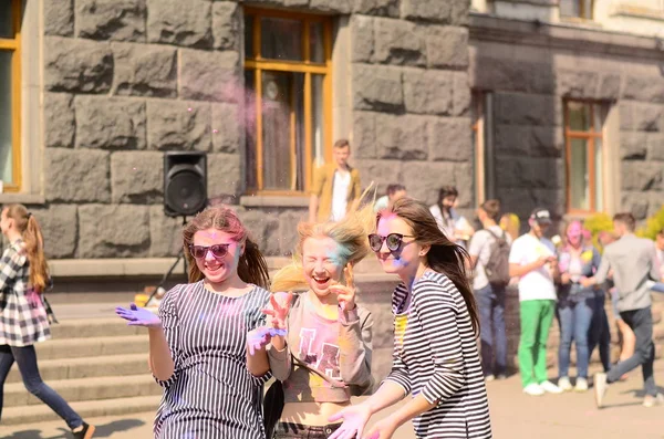Lutsk, ukraine - 01.06.2017 pilger des weltjugendtages beim konzertsingen europa. das Konzert ist Teil der Tage in den Diözesen des Weltjugendtages und der europäischen Kulturhauptstadt. — Stockfoto