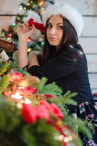 Junge schöne Frau wartet Weihnachten zu Hause — Stockfoto