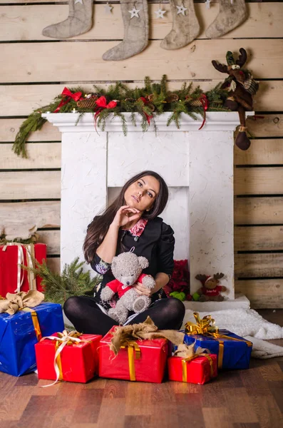 Junge schöne Frau wartet Weihnachten zu Hause — Stockfoto