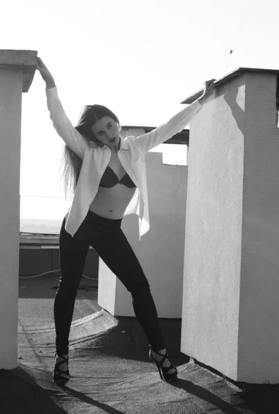 Jovem sexy mulher posando no o telhado, vestindo leater jaqueta, swag — Fotografia de Stock
