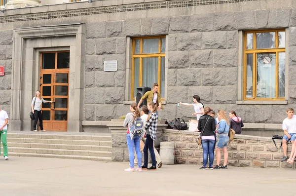 Lutsk, Ukraine - 01.06.2017 Pèlerins des Journées Mondiales de la Jeunesse pendant le concert Singing Europe. Le concert fait partie des Journées dans les diocèses des Journées Mondiales de la Jeunesse et Capitole Européenne de la Culture . — Photo