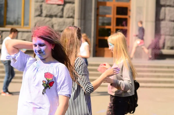 Lutsk, Ukraine - 01.06.2017 Pèlerins des Journées Mondiales de la Jeunesse pendant le concert Singing Europe. Le concert fait partie des Journées dans les diocèses des Journées Mondiales de la Jeunesse et Capitole Européenne de la Culture . — Photo