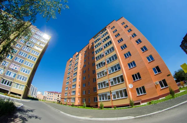 Nowoczesny i nowy apartamentowiec. W bloku multistoried, nowoczesny, nowy i stylowy salon. Nieruchomości. Nowy dom. Nowo wybudowany apartamentowiec — Zdjęcie stockowe